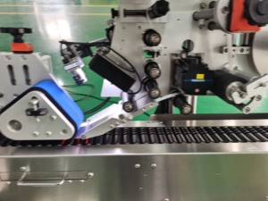Machine d'étiquetage automatique à grand volume pour flacons pulvérisateurs et contenants - Product Image 4
