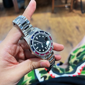 Montre de plongée pour homme à boîtier en bois avec lunette sertie de diamants bleus, verre saphir, mouvement mécanique entièrement automatique et cadran à aiguilles, vente en gros sur mesure - Product Image 1