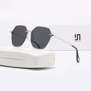 แว่นกันแดดผู้หญิงแบบไร้กรอบไล่เฉดสี UV400 โลหะสีดำ เลนส์ PC แบบที่ 3 รุ่น 901 ผลิตที่ไถโจว - Product Image 2