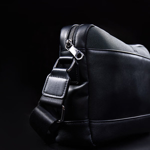 Sac bandoulière pour homme Tucano Woodpecker 30x10x20cm, portable, décontracté, couleur unie, en cuir PU, avec sangle réglable - Product Image 2