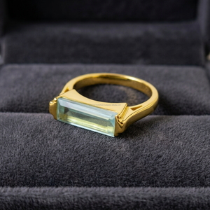 Anillo de Plata de Ley 925 Chapado en Oro con Gema Rectangular de Topacio Azul - Product Image 1