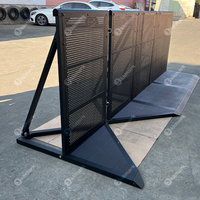 Barrière de sécurité en aluminium noir certifiée TUV, maille perforée, barrière de scène Mojo pour la sécurité des concerts et les événements.