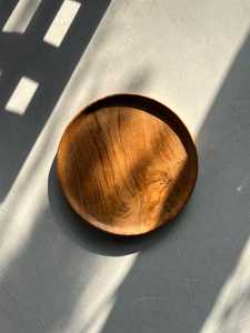 Assiette ronde en bois fabriquée à la main, parfaite pour servir des apéritifs ou afficher un décor avec une élégance rustique - Product Image 2