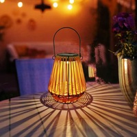 Lanterne solaire suspendue en rotin tissé à la main lumière de jardin portable décorative pour l'éclairage d'ambiance de cour de patio extérieur