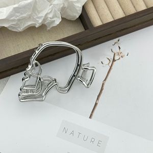 Grande pince à cheveux moderne en métal ajouré en forme de griffe de requin et de crâne décoratif pour filles, thème Halloween - Product Image 4