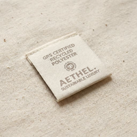 Étiquette tissée pour le cou certifiée GRS, accessoires de mode sur mesure en satin de luxe