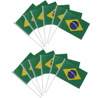 Drapeaux brésiliens de taille personnalisée 68D 100% petits drapeaux à main ondulés en polyester avec mâts en plastique pour les activités sportives de défilé