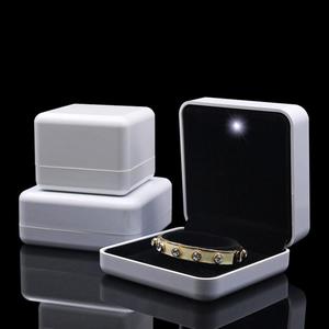 Caja de Embalaje para Joyería con Luces LED, Pintura Reflectante Personalizada, Venta al por Mayor de Cajas de Joyería de Alta Calidad - Product Image 4