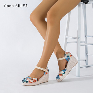 Coco Siliya – sandales à semelles compensées, bout fermé, semelle extérieure en paille, imprimé floral, fermeture à boucle, chaussures d'été pour femmes - Product Image 1