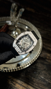 Orologio Meccanico Personalizzato Premium con Diamanti Moissanite VVS, Fibra di Carbonio, Riserva di Carica e Cinturino in Gomma - Product Image 3