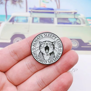 Spilla Personalizzata del Gatto Eccentrico e Pigro, Sempre in Sonno. Il distintivo da onorario del club è un distintivo divertente ed emotivo in bianco e nero. - Product Image 1