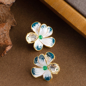 Pendientes de botón con forma de flor para mujer, de aleación, con engaste de bisel de cristal, para uso diario, tono oro rojo y blanco - Product Image 3