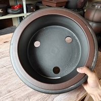 Pot artisanal non verni de style antique de haute qualité avec un design de pieds en forme de nuage