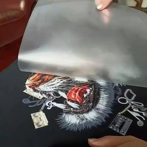 Venta al por mayor DTF camiseta transferencia diseños de pegatinas logotipo personalizado Plastisol DTF listo para presionar películas de transferencia de calor - Product Image 4