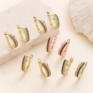 Une paire de boucles d'oreilles élégantes en zircone synthétique noire et blanche, idéales à porter pendant Noël N95262 - Product Image 3