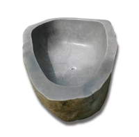 Baignoire ovale traditionnelle d'extérieur en pierre de rivière naturelle gris foncé, écologique, taille personnalisée, avec drain central
