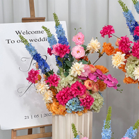 Arrangements floraux luxueux de haute qualité en roses roses et jaunes et en delphinium pour l'allée de mariage, les centres de table