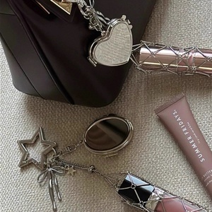 LLavero de caja de bálsamo labial de Metal Kawaii Kpop diseño de moda 2 en 1 bolsa de lápiz labial con forma de corazón espejo de <span class=keywords><strong>maquillaje</strong></span> llavero regalos de <span class=keywords><strong>mujer</strong></span> - Product Image 5