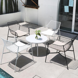 Ensemble de salle à manger d'extérieur moderne table ronde en treillis noir et chaises rembourrées pour <span class=keywords><strong>patio</strong></span>, jardin et balcon meubles en métal durables - Product Image 1