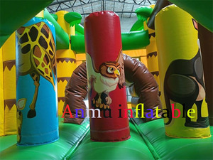 Le château gonflable de Safari World, adoré des enfants, avec des décorations d'entrée en forme de girafes et d'éléphants. - Product Image 6