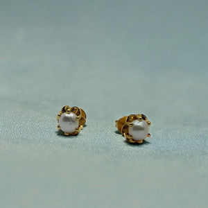 Pendientes de Perlas Doradas, Diseño Redondo Clásico, Joyería Elegante y Minimalista para Mujer, Uso Diario y para Fiestas - Product Image 2