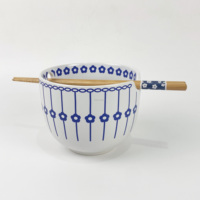 Diskon besar mangkuk Ramen keramik ramah lingkungan pola bunga biru Underglaze warna dengan sumpit bambu