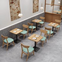 Ensemble de meubles de restaurant en bois pour café : canapé, chaises et table, sièges de banquette, style décontracté.