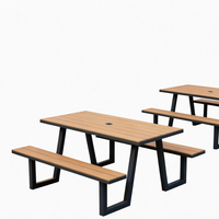 Ensemble de table de pique-nique d'extérieur en WPC et acier avec banc pour 4 à 8 personnes et trou pour parasol
