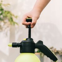 Botol semprot plastik genggam portabel, pompa tekanan taman Mini Manual 2L untuk kabut dan penyiraman ringan