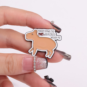 Simpatiche spille in smalto capibara personalizzate nessuno sa dentro di ME spille risvolti con risvolto regalo di gioielli animali per bambini - Product Image 1