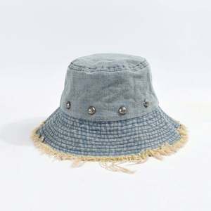 Nouvelle Collection Printemps-Été 2025 – Chapeau Bob en Jean Tendance pour Femme avec Bord Effiloché et Rivets Élégants, Idéal pour la Protection Solaire en Extérieur - Product Image 1