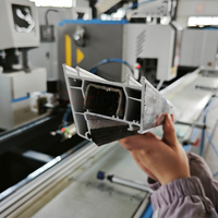 Machine de vissage automatique à double tête et double plateforme pour la fabrication de fenêtres et de portes en PVC et UPVC