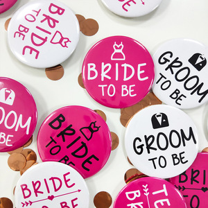 Botones <span class=keywords><strong>de</strong></span> solapa <span class=keywords><strong>de</strong></span> 58 mm para <span class=keywords><strong>despedida</strong></span> <span class=keywords><strong>de</strong></span> <span class=keywords><strong>soltera</strong></span> <span class=keywords><strong>de</strong></span> la futura novia - Botones <span class=keywords><strong>de</strong></span> solapa para el futuro novio/Equipo del novio/Equipo <span class=keywords><strong>de</strong></span> la novia en rosa intenso y blanco - Product Image 2