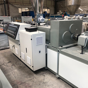 Machine à panneaux muraux en bois-plastique WPC d'<span class=keywords><strong>occasion</strong></span>, machine à sols extérieurs WPC, machine de fabrication de fenêtres en PVC d'<span class=keywords><strong>occasion</strong></span> - Product Image 3