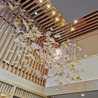 Lustre en cristal personnalisé de style feuille d'érable, grand modèle pour l'intérieur, éclairage de hall d'hôtel, luminaire suspendu en verre sur mesure