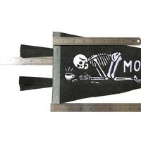 Logo personnalisé disponible conception de broderie de haute qualité matériau non tissé tenture murale décoration feutre fanion drapeaux triangulaires
