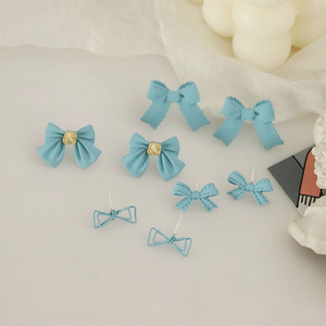 Boucles d'oreilles en alliage avec nœud bleu clair, nouvelle collection printemps, style japonais et coréen, doux et élégant, petits bijoux pour femme - Product Image 4