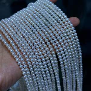 Collar de Perlas de Agua Dulce Pequeñas de Lujo Ligero para Mujer, Cadena de 4-5 mm con Cierre de Hueso, Diseño Elegante - Product Image 2