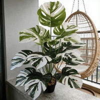 Plante artificielle Monstera avec de grandes feuilles artificielles de Monstera, verdure tropicale réaliste pour la décoration intérieure