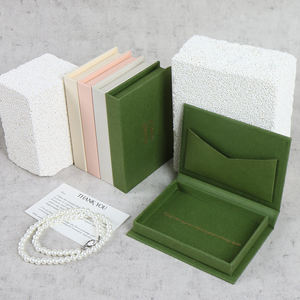 Caja de Regalo Personalizada de Alta Gama con Cierre Magnético, Forro de Esponja, Cinta Decorativa y Sobre Interior - Product Image 1