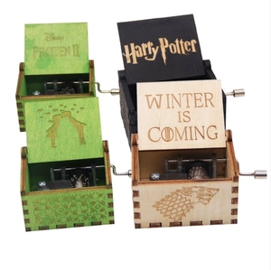 Caja de música de madera de haya al por mayor, adornos navideños hechos a mano para <span class=keywords><strong>el</strong></span> hogar, Canción de feliz cumpleaños, juego mecánico, logotipo grabado con láser - Product Image 1