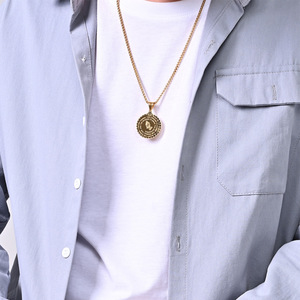 Collar con Colgante de Manos en Oración de Acero Inoxidable, Unisex, Diseño de Disco Redondo con Texto de Oración de Serenidad, Joyería de Moda - Product Image 3