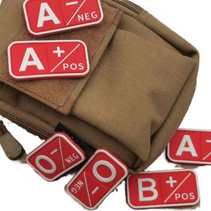Parche de rescate de sangre cuadrado de goma 3D personalizado con adhesivo de PVC NEG POS B O AB para decorar bolsos, gorras y camisetas - Product Image 1