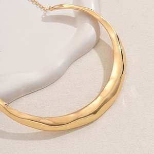 Collier léger de style européen de luxe pour femmes haut de gamme tout-match avec collier de personnalité de conception de vague géométrique exagérée - Product Image 3