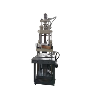Machine de moulage par injection verticale de petites fiches de câble cat5 - Product Image 3
