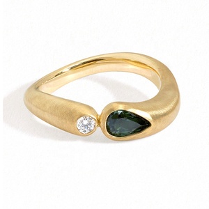 <span class=keywords><strong>Anello</strong></span> Classico Milskye per Donna in <span class=keywords><strong>Argento</strong></span> Sterling 925 Placcato Oro 18k con Zircone a Goccia Verde Smeraldo e <span class=keywords><strong>Onda</strong></span> Satinata - Product Image 3