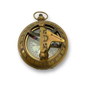 เข็มทิศนาฬิกาแดดแบบกดปุ่ม สไตล์วินเทจ ของตกแต่งสำนักงานแนวทะเล อุปกรณ์ตกแต่งโต๊ะทำงานแบบอินเทอร์แอคทีฟ ทำจากทองเหลืองและแก้ว - Product Image 1