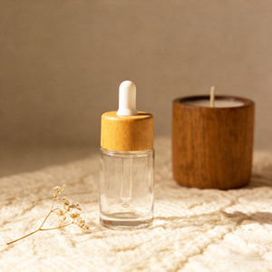 Offre Spéciale – Flacon compte-gouttes cosmétique en verre ambré dépoli de 30 ml avec bouchon en bois, idéal pour huiles essentielles et sérums - Product Image 2