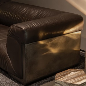 Canapé en cuir huilé style <span class=keywords><strong>Bauhaus</strong></span> droit, design métallique, style rétro 'Old Money', grand ensemble plat, haute densité, style luxe léger italien - Product Image 4