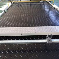 Tapis en polyéthylène haute densité (HDPE) pour l'accès aux plateformes pétrolières et la construction de pipelines dans les zones marécageuses isolées